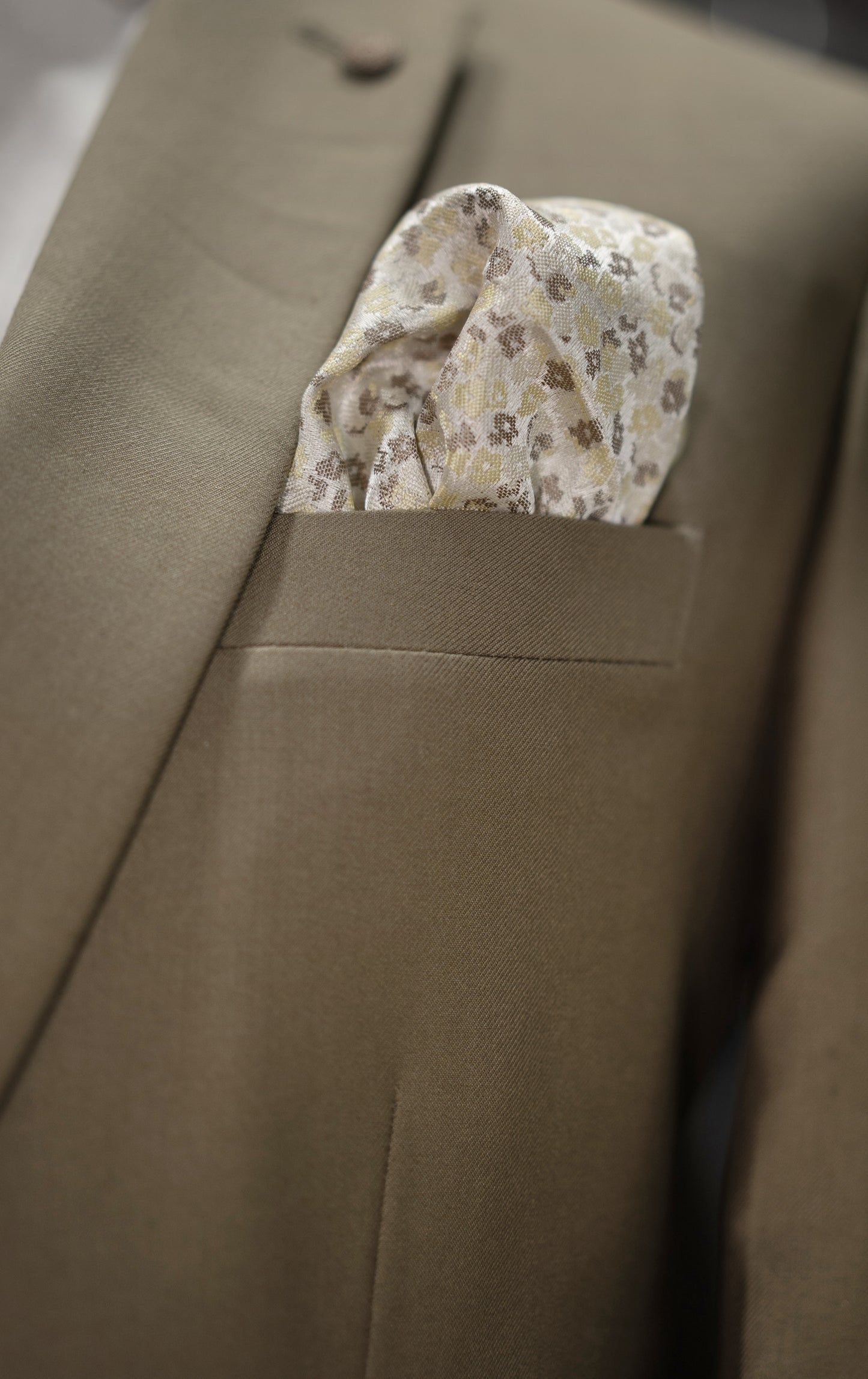 Beige 3-Piece Men’s Suit with Floral Tie & Pocket Square